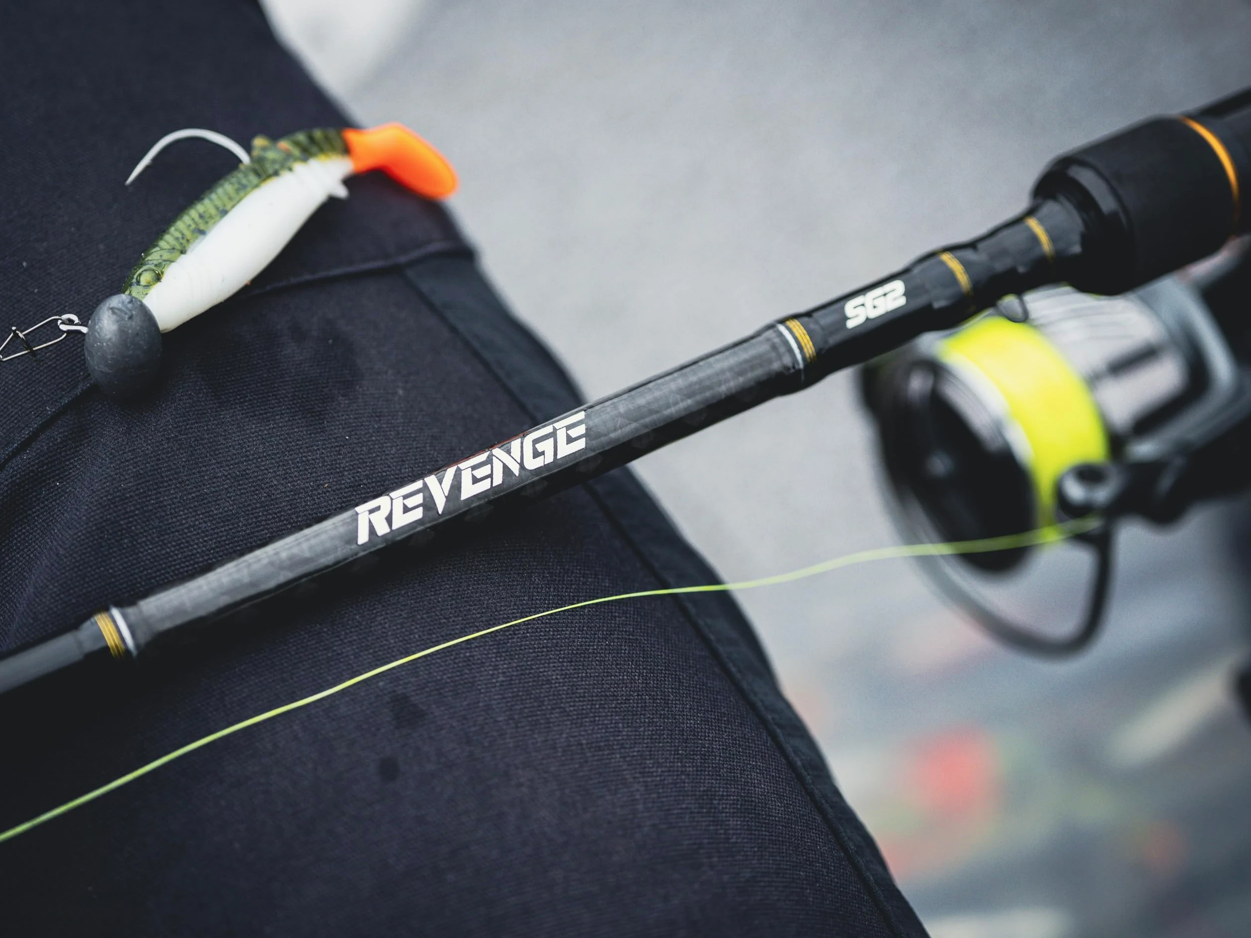 Savage Gear Revenge SG2 Shad Angelrute | Süßwasser-Spinnrute für Hecht, Zander und Barsch | Soft Lure Jigging, Spoons & Metal Jigs | 24+30T Carbon Blank | Mehrere Größen